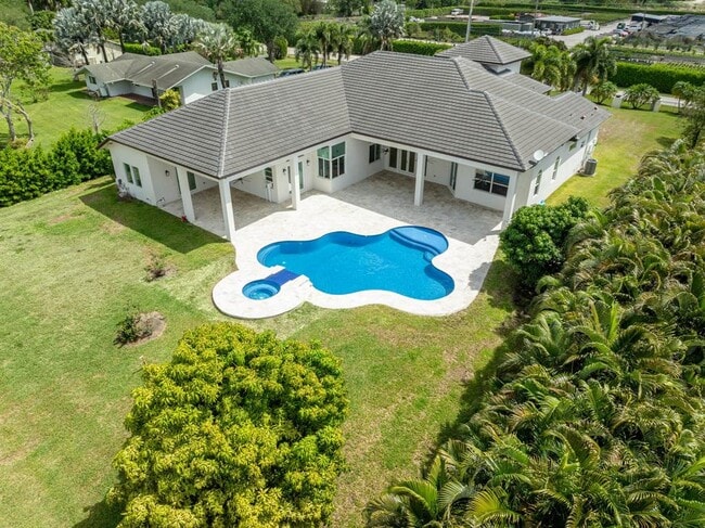 5941 SW 185th Way in Southwest Ranches, FL - Building Photo - Building Photo