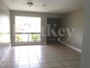 5971 NW 15th St in Sunrise, FL - Building Photo - Building Photo