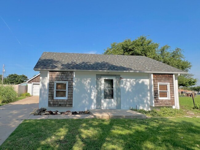 825 Hillcrest Dr in Dodge City, KS - Building Photo - Building Photo