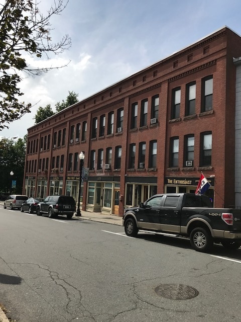 12 Miles St, Unit 3 in Greenfield, MA - Foto de edificio - Building Photo