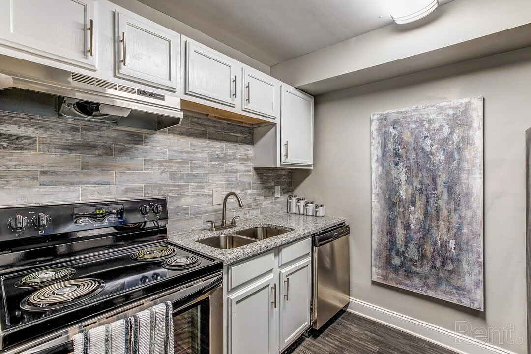 Elite At Lakeview in Atlanta, GA - Building Photo