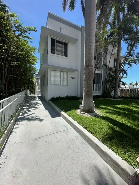 9248 Collins Ave, Unit 105 in Surfside, FL - Foto de edificio - Building Photo