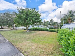 17320 NW 80th Ave in Hialeah, FL - Building Photo - Building Photo