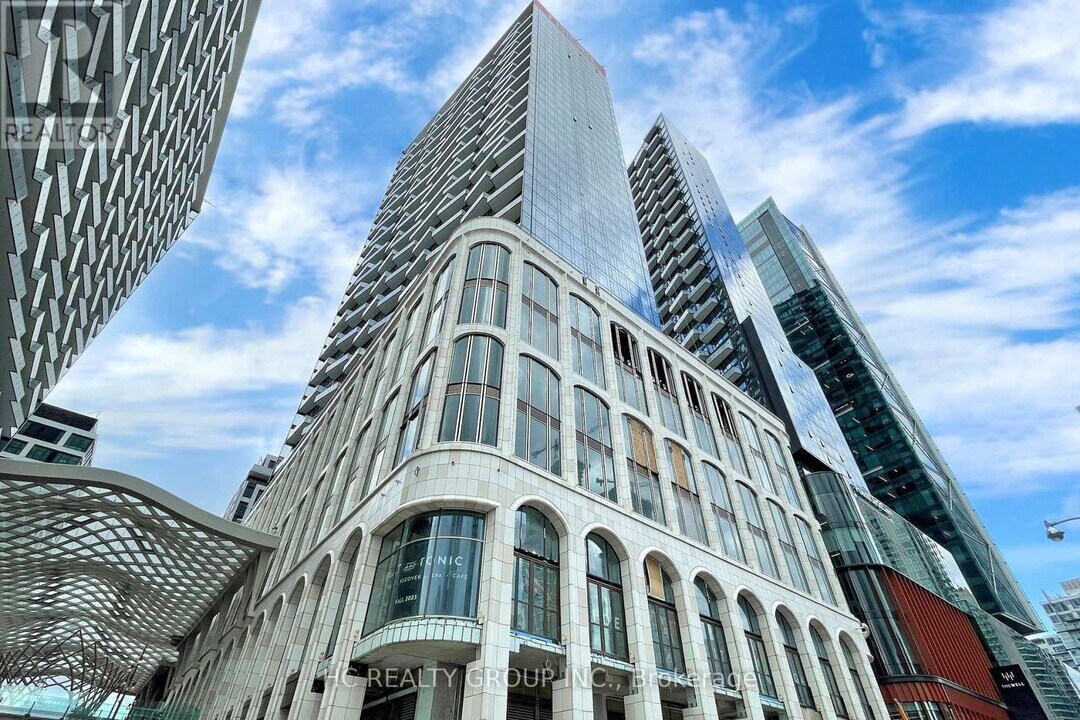 470-2470 Front St W in Toronto, ON - Building Photo