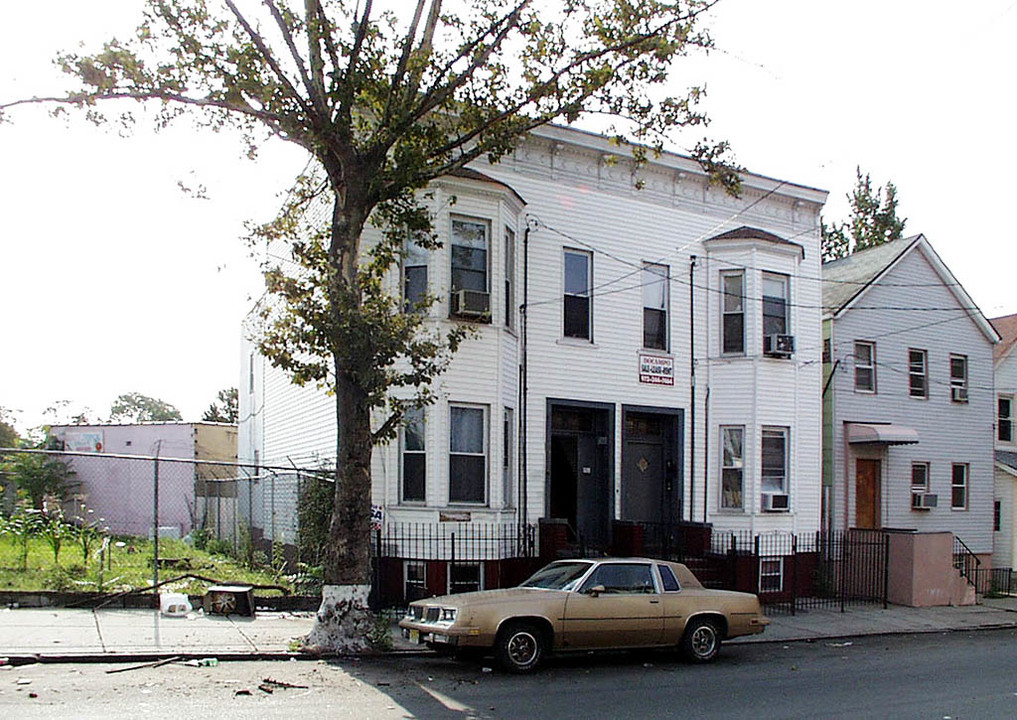 16 Martin Luther King Blvd in Newark, NJ - Foto de edificio