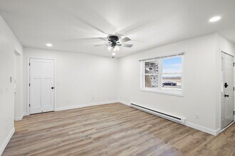 509 S Perry Parkway in Oregon, WI - Foto de edificio - Building Photo