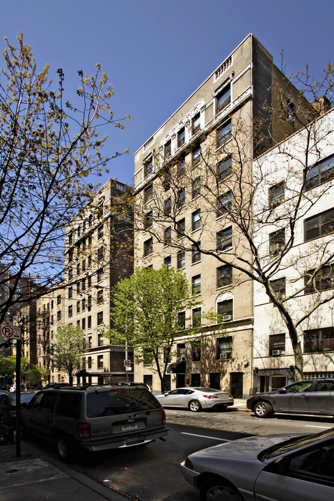 145 W 71st St in New York, NY - Building Photo