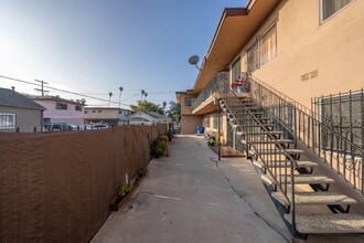 702 W 81st St in Los Angeles, CA - Building Photo - Building Photo