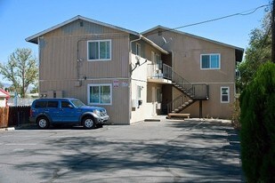 530 Sullivan Ln in Sparks, NV - Building Photo