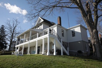 60 Pond St in Milford, CT - Building Photo - Building Photo