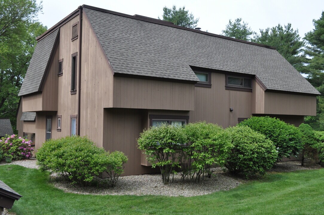66 Mallard Dr in Farmington, CT - Building Photo