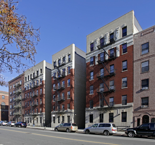 Washington Heights Elevator Apartment in New York, NY - Foto de edificio - Building Photo