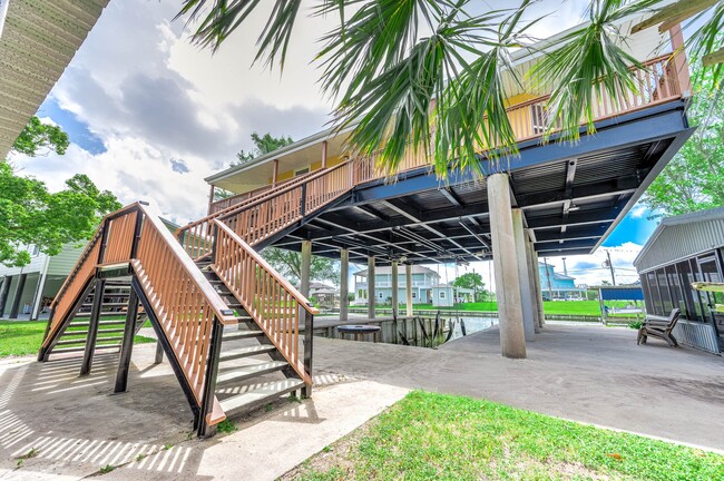 302 Palm Dr in Liverpool, TX - Building Photo - Building Photo