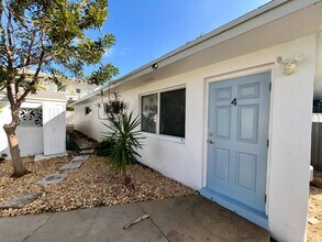 1235 Beach Rd in Palm Beach Shores, FL - Foto de edificio - Building Photo