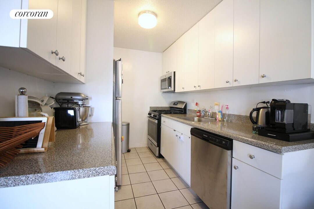 175 W 90th St in New York, NY - Building Photo