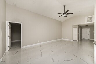 1735 Tarah Trace Dr in Brandon, FL - Foto de edificio - Building Photo