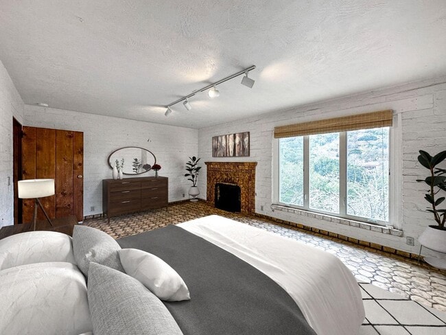 19532 Natoma Oaks Ln in Los Altos Hills, CA - Building Photo - Building Photo