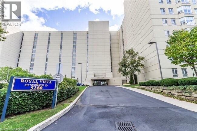 5280 Lakeshore Rd. in Burlington, ON - Building Photo - Building Photo
