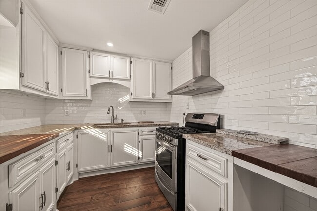 property at 8726 Glenloch Dr