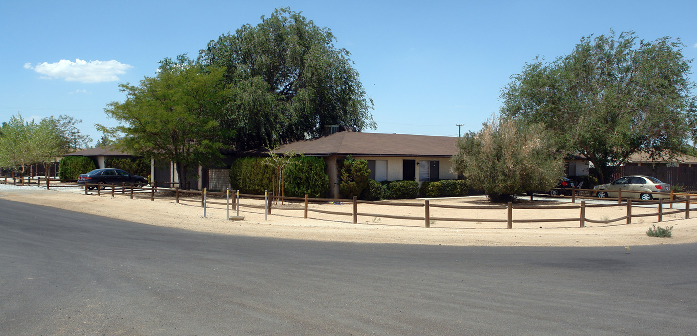 22462 Miramot Rd in Apple Valley, CA - Building Photo