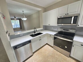 661 NW 42nd Ave in Plantation, FL - Building Photo - Building Photo