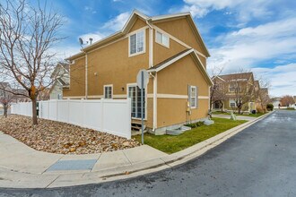 7611 S Yellowwood Ln in West Jordan, UT - Foto de edificio - Building Photo