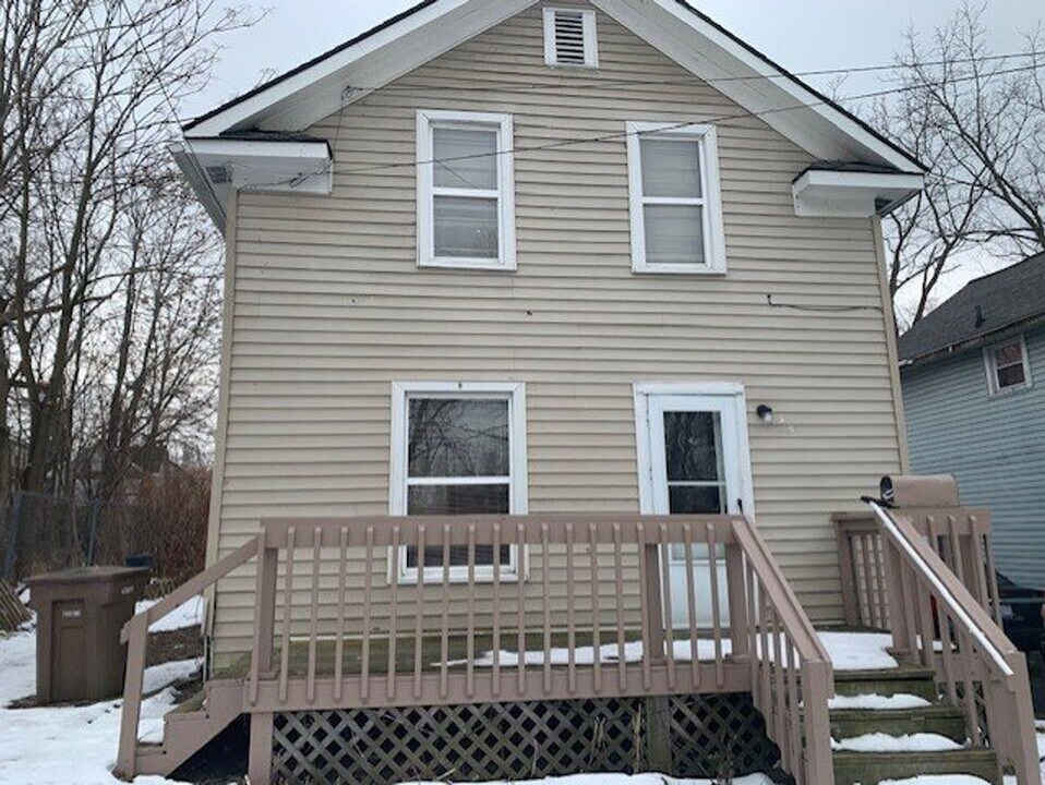 35 Clarence St in Pontiac, MI - Building Photo