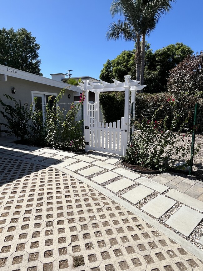 15228 Valleyheart Dr, Unit INT CBL EV UTIL included in Sherman Oaks, CA - Building Photo - Building Photo