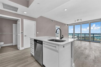 888 Biscayne Blvd, Unit 1710 in Miami, FL - Building Photo - Building Photo
