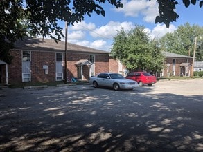 Heartland Apartments in Bloomington, IL - Building Photo - Building Photo