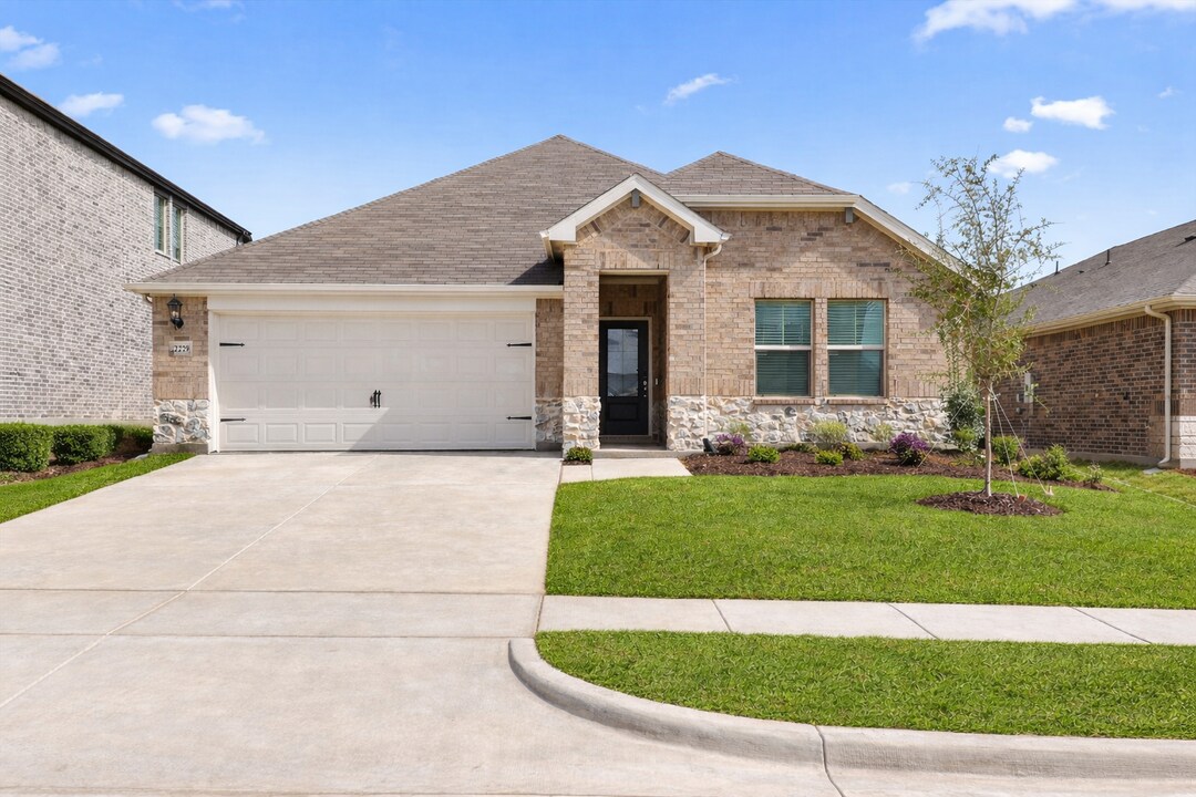 2229 Mustang Way in Seagoville, TX - Foto de edificio