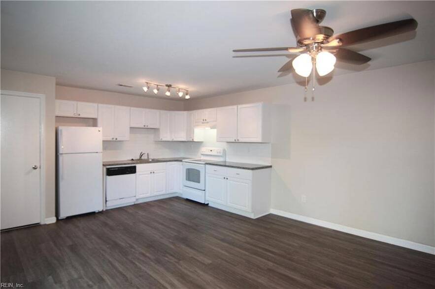 1761 Ocean Bay Dr in Virginia Beach, VA - Foto de edificio