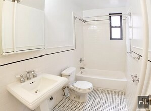 17 E 67th St in New York, NY - Building Photo - Building Photo