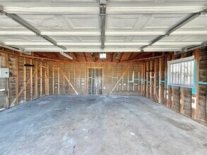 11366 Chamberlaine Way in Adelanto, CA - Building Photo - Building Photo