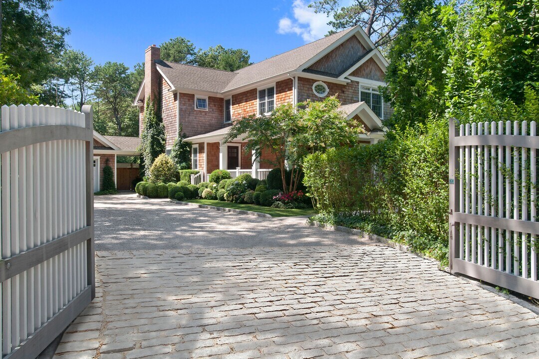 57 Edwards Hole Rd in East Hampton, NY - Building Photo