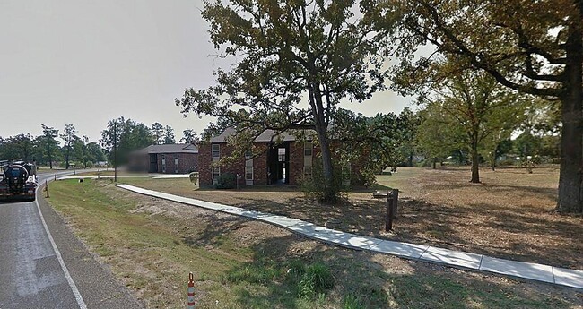 1600 N Houston St in Livingston, TX - Building Photo - Building Photo