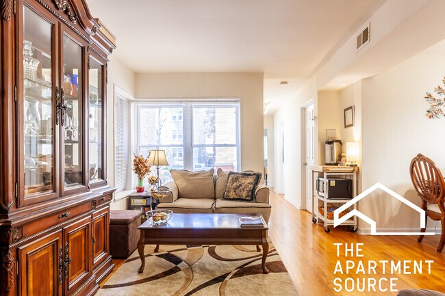 6329 N Mozart St, Unit 1F in Chicago, IL - Foto de edificio - Building Photo