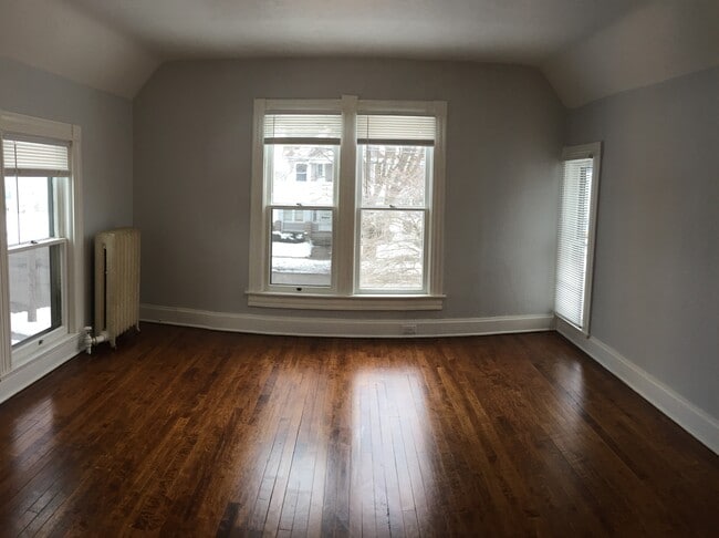 958 Bluff St, Unit 2 in Beloit, WI - Building Photo - Building Photo