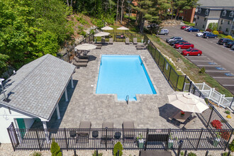 Douglas Apartments-An Active Adult Community in North Providence, RI - Foto de edificio - Building Photo