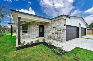 5209 Thunderbird St in Lago Vista, TX - Building Photo