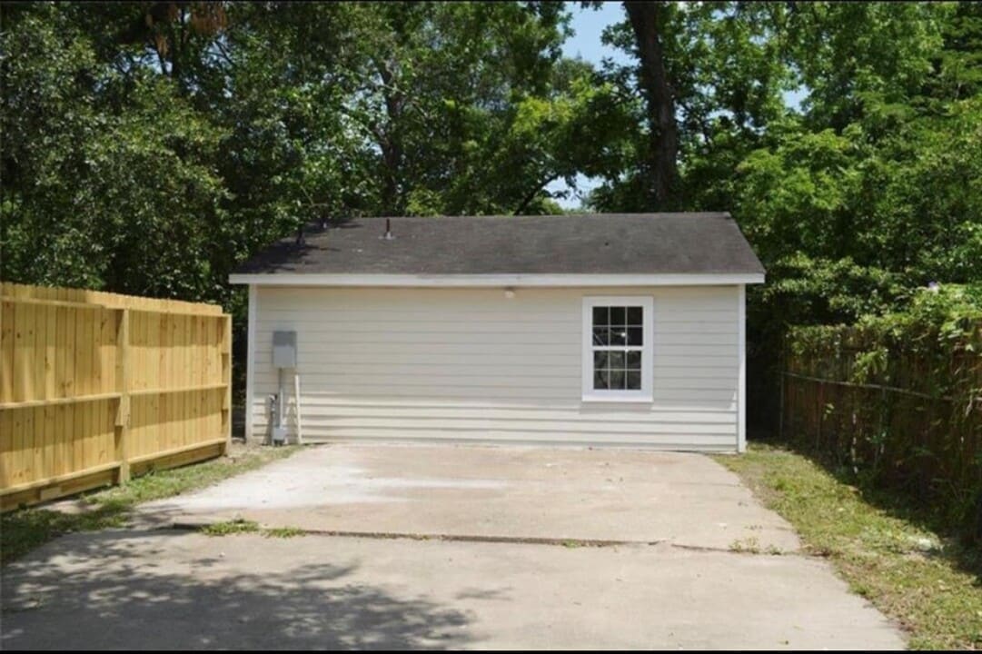 7913 Woodlyn Rd in Houston, TX - Building Photo