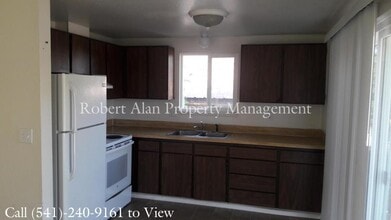 713 SE 7th St in Pendleton, OR - Building Photo - Building Photo