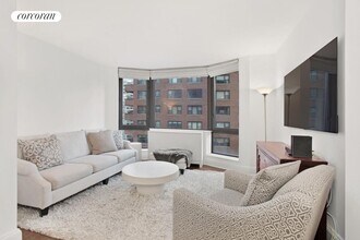 300 E 64th St in New York, NY - Building Photo - Building Photo