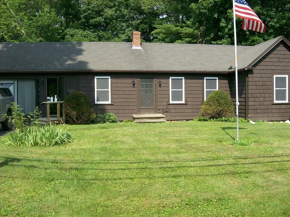 480 Pleasant St in Leicester, MA - Building Photo