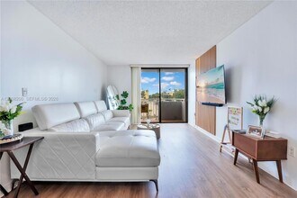 8261 NW 8th St, Unit 231 in Miami, FL - Building Photo - Building Photo