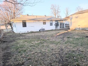 200 E Jean St in Walnut Grove, MO - Foto de edificio - Building Photo