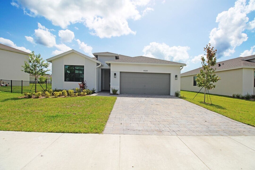 5929 SE Sky Blue Cir in Stuart, FL - Building Photo