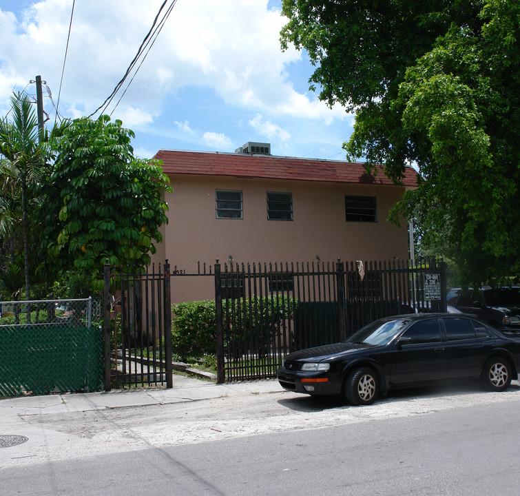 8321 NE 1st Ave in Miami, FL - Building Photo