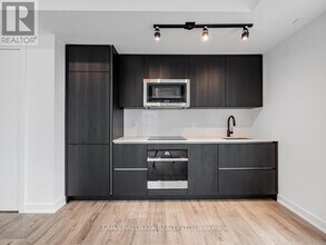 327 King St W in Toronto, ON - Building Photo - Building Photo