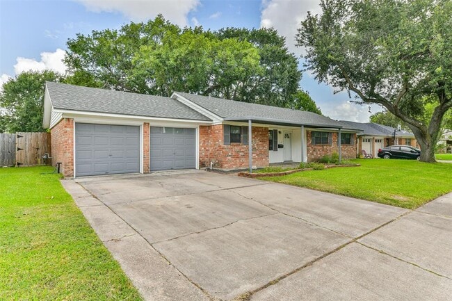 1105 Velma St in Deer Park, TX - Building Photo - Building Photo